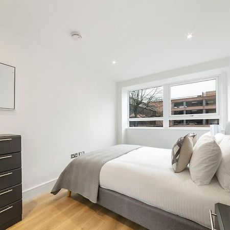 Modern And Stylish 1 Bed Apartment In イースト・グリンステッド エクステリア 写真